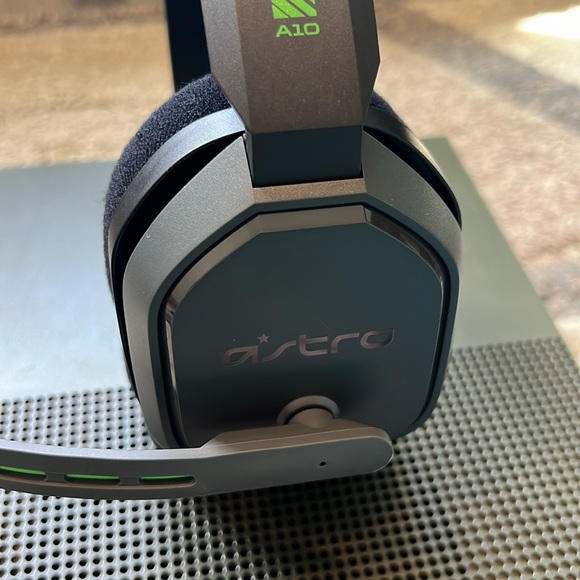 ASTRO A10 Gaming Headset - Picture 1 of 3